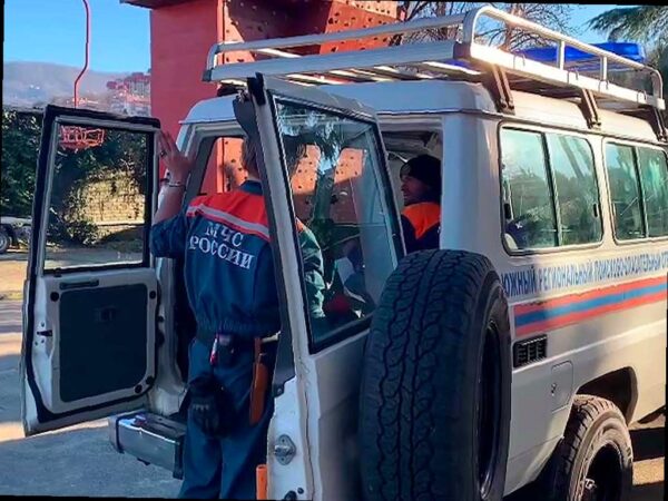 Мужчина из Сочи потребовал помощи спасателей после несчастного случая на скале, сообщает ЮРПСО МЧС России. В результате падения он повредил плечо и был госпитализирован. Происшествие произошло недалеко от экотропы «Ажек» на местности, где встречаются реки Агва и Сочи. Спасатели пришли на помощь, оказали первую помощь пострадавшему и доставили его на базу спасательного отряда, где его уже ждали врачи «скорой помощи». Подробности и фото можно узнать по ссылке: https://sochinews.io/2021/09/20/v-sochi-muzhchina-sorvalsya-so-skaly-v-reku/