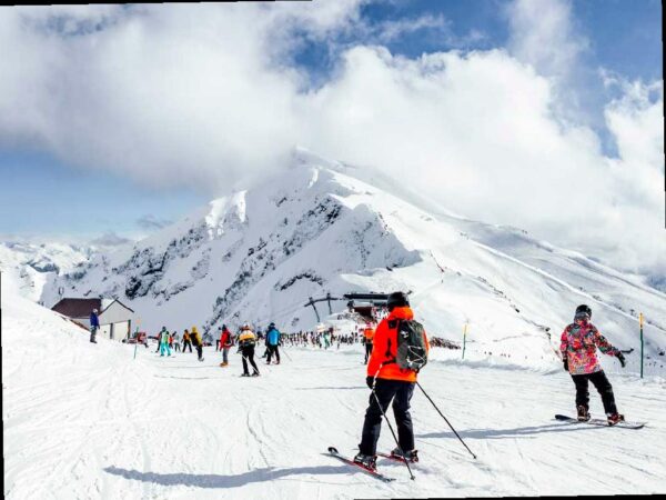Аномально тёплая погода в Сочи привела к переносу начала горнолыжного сезона на курорте «Роза Хутор». Старт сезона намечен на 29 декабря из-за недостатка снежного покрова в горах. Система искусственного оснежения не может полноценно функционировать из-за высоких температур. В то же время, остальные услуги на курорте работают в штатном режиме. Гостям, приобретшим ски-пассы на период с 19 по 28 декабря, будут предложены варианты переноса услуг на более поздний срок или возврата денег. Следите за обновлениями на официальном сайте «Роза Хутор».