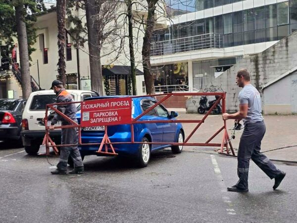 В Сочи убирают незаконные парковочные заграждения