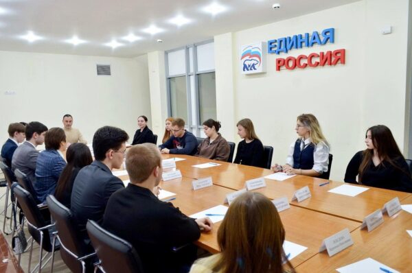 «Виктор Тепляков обсудил с активистами «Молодой Гвардии» проекты в Сочи»