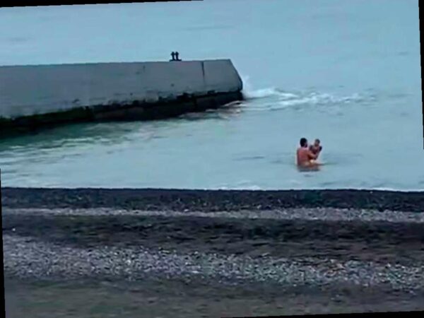 Мужчина купал детей в зимнем море в Сочи, полиция ищет «моржа»