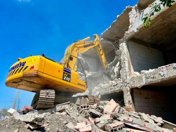 В городе Сочи активно борются с самовольным строительством. За прошлый год было обнаружено 231 нарушение в этой сфере, из которых 138 объектов уже были снесены. Особое внимание уделяется сносу недостроенных и неэксплуатируемых зданий, а также объектов коммерческого назначения.