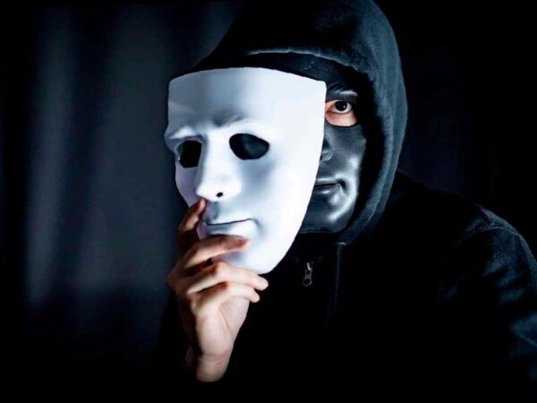 Житель Сочи стал жертвой мошенников после того, как лишился всех денег