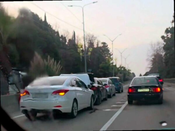 Сразу четыре машины столкнулись друг с другом в Адлере