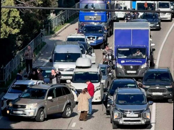 Массовое ДТП привело к остановке движения в Адлере