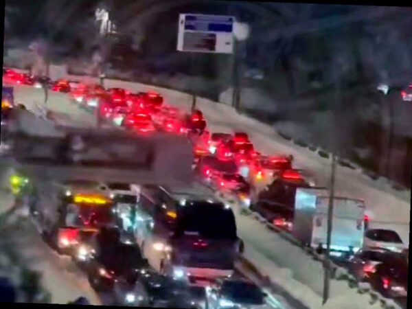 В Красной Поляне возникли пробки из-за снегопадов