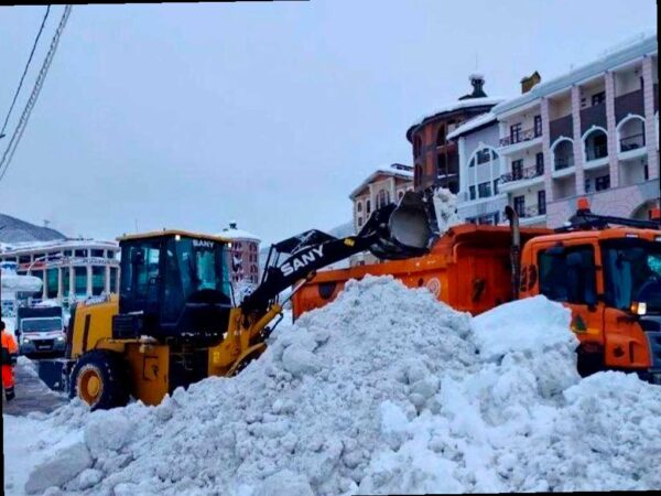 За новогодние праздники в Сочи было убрано 70 тысяч кубометров снега. Сильные снегопады и повышенный турпоток создали непростую ситуацию для городских служб. Особенно сложно было на дорогах горного кластера курорта, где уборка ведется круглосуточно. Глава города Андрей Прошунин отметил, что уже вывезено около 70 тысяч кубометров снега, а в Красной Поляне активно борются с нарушителями парковки. Погода затруднила также вывоз мусора — ежедневно порядка 200 человек и 100 единиц спецтехники занимаются этим. За последние сутки было вывезено почти 8,5 тысяч кубометров мусора, из Красной Поляны — 781 кубометр, что в два раза выше обычных показателей. Непогода повалила более 400 деревьев, и специальные бригады работают в каждом районе города над устранением последствий. Фото: Администрация Сочи. (Источник: https://sochinews.io/2026/01/04/s-probkami-v-krasnoj-polyane-boryutsya-evakuatory/)