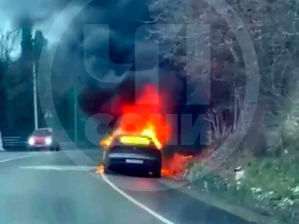 На дороге в Сочи произошел пожар с автомобилем