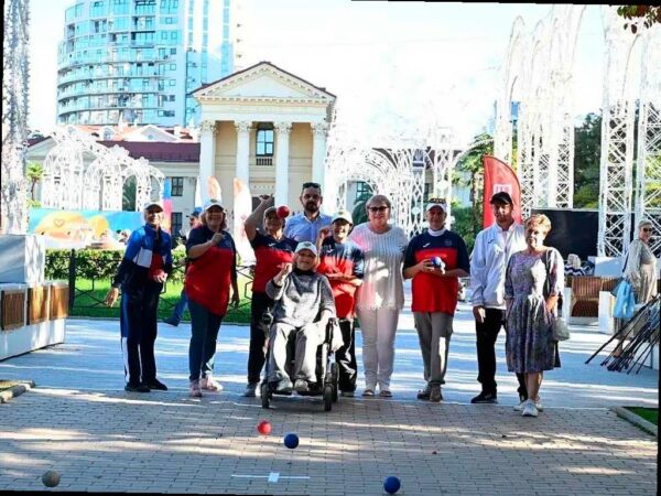 В 2025 году на социальные выплаты в Сочи было выделено около 90 миллионов рублей, что на 11% больше, чем в предыдущем году. Город активно поддерживает институт семьи и традиционные ценности, награждая 17 семей, в которых растут 77 детей. Также были предоставлены ежемесячные выплаты многодетным семьям на сумму 4,8 миллиона рублей.