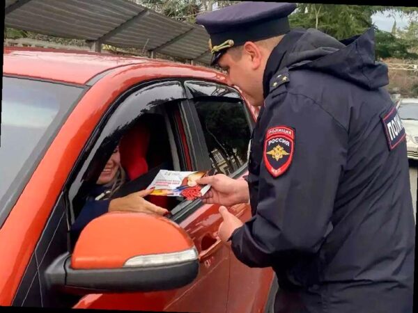 Сотрудники Госавтоинспекции Сочи поздравили водителей с Рождеством, проведя акцию под названием «Ангел в дорогу». В ходе мероприятия дорожные полицейские напомнили автомобилистам о важности соблюдения правил перевозки детей. Они провели беседы, раздавали памятки и вручали символические подарки в виде ангелочков, которые должны оберегать водителей и их пассажиров на дороге.