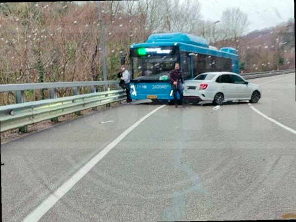 На дороге в Сочи произошло столкновение легкового автомобиля с автобусом