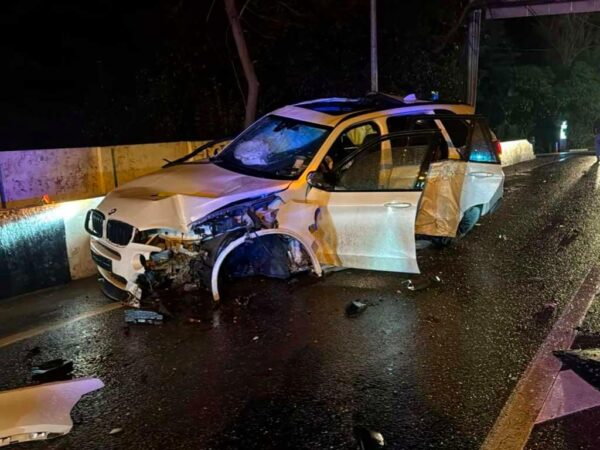 В ночное время в Сочи произошло серьезное ДТП с участием автомобиля марки «БМВ», в результате чего один пассажир погиб.