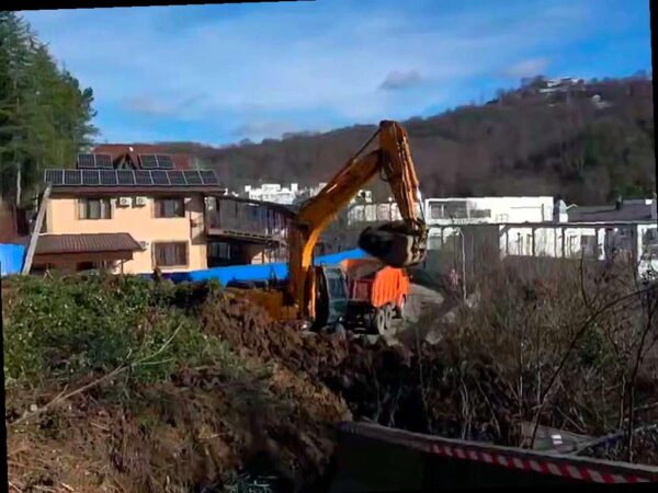 В селе Раздольном Хостинского района Сочи произошел оползень, который перекрыл дорогу на территории СНТ «Корчагинец». По информации администрации города-курорта, около 200 кубометров грунта обвалились на проезжую часть и часть садового участка. Жилые дома и коммунальные сети не пострадали, поэтому нет угрозы для жителей и зданий. Спецтехника уже работает на месте происшествия, и если не будет новых опасных сдвигов, землю планируют убрать в течение дня. В настоящее время можно использовать альтернативный проезд через улицы Тепличную и Вишневую.
