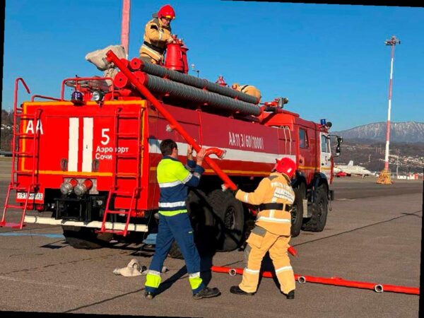 Учения аварийно-спасательных служб в аэропорту Сочи