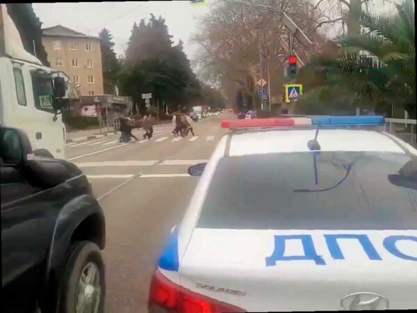 Инспекторы Госавтоинспекции в Сочи обучают граждан ПДД через громкоговорители