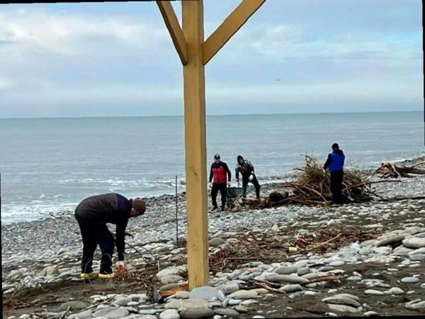 Пляжи в Сочи очищают после шторма