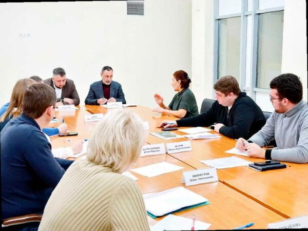 Депутат ЗСК Виктор Тепляков встретился с жителями Центрального района Сочи, чтобы обсудить различные проблемы в районе. Вместе с ним присутствовали депутат Горсобрания Кирилл Матусевич, представители мэрии и других организаций.