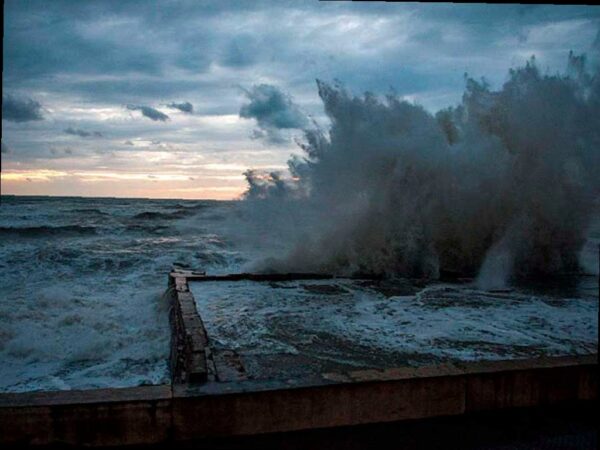 Шторм в Сочи: волны могут достигать 4,5 метра!