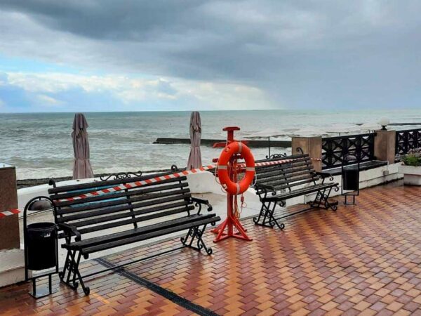 В Сочи усилится волнение моря, в горах лавиноопасно