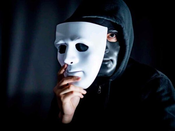 Новая схема обмана: мошенники выдают себя за налоговую и выманивают СМ