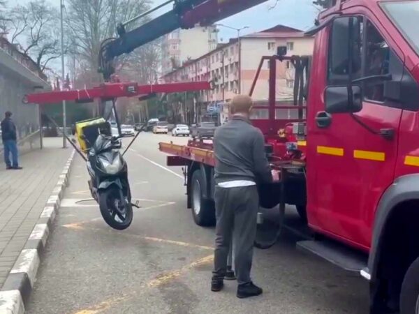 В Сочи подросток на мопеде без прав пытался убежать от полицейских