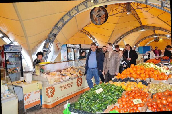 «Виктор Тепляков проверил работу ярмарки в Центральном районе Сочи»