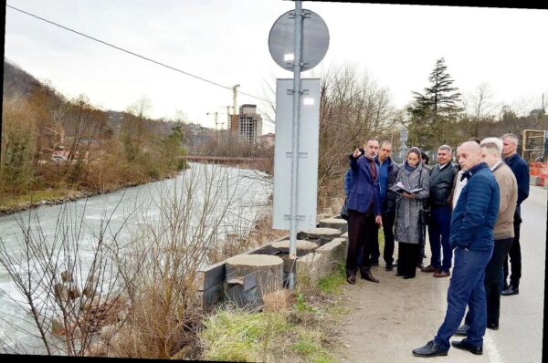 «Виктор Тепляков осмотрел оползень на улице Краснодонская в Центральном районе Сочи»