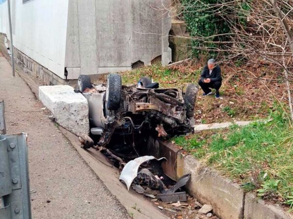 На трассе в Сочи автомобиль улетел в ливневку, водителя доставали спас