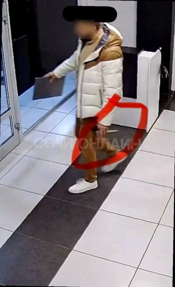 С ножом в офис: в центре Сочи мужчина устроил переполох в агентстве не
